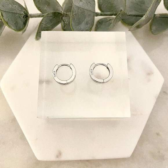 925 Sterling Silver Huggie Hoop Earrings Small Silver Hoops Minimalist Huggies - Picture 3 of 3